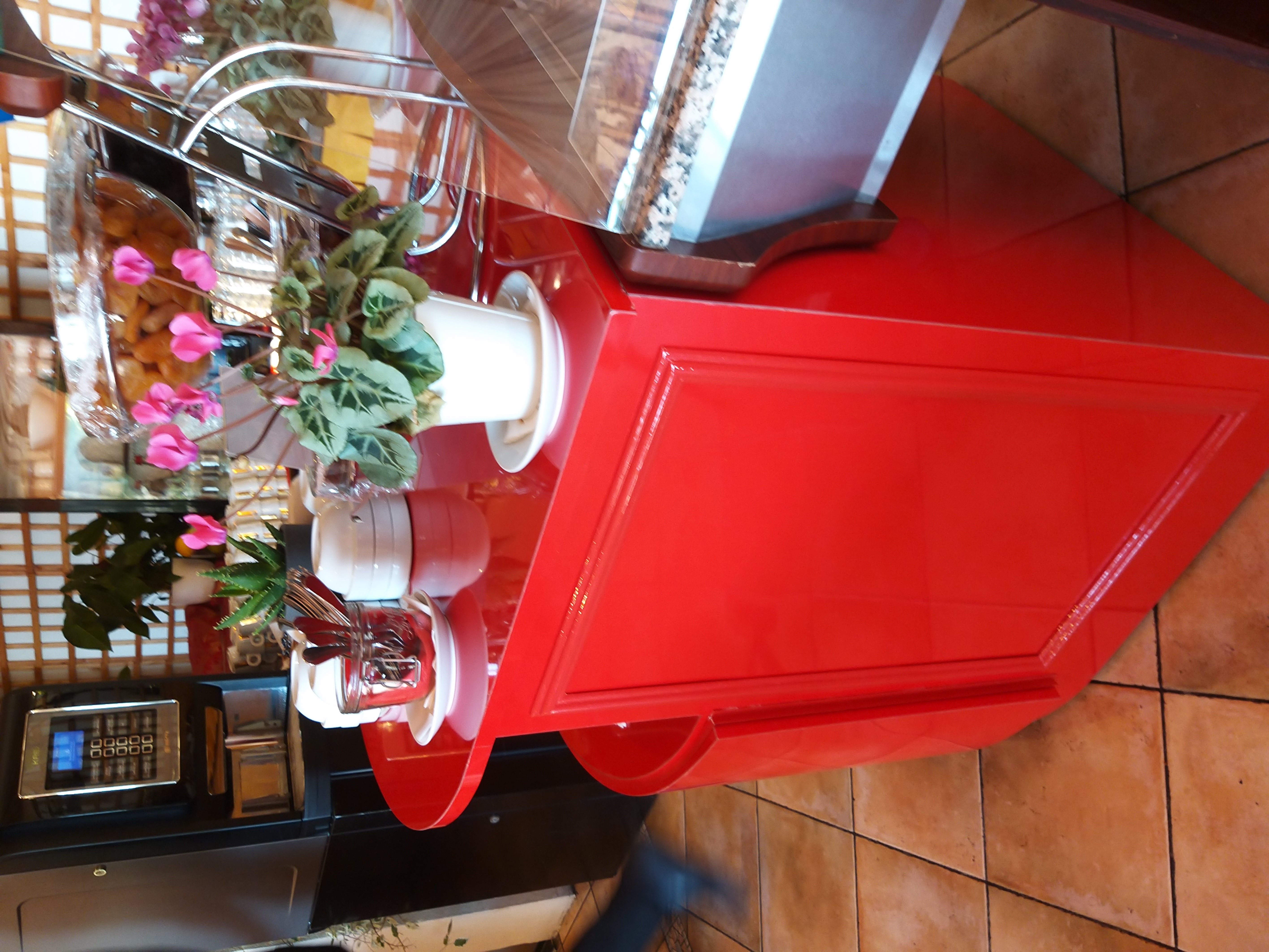 Buffet Westminster Nizza– arredo realizzato da Cassani SRL